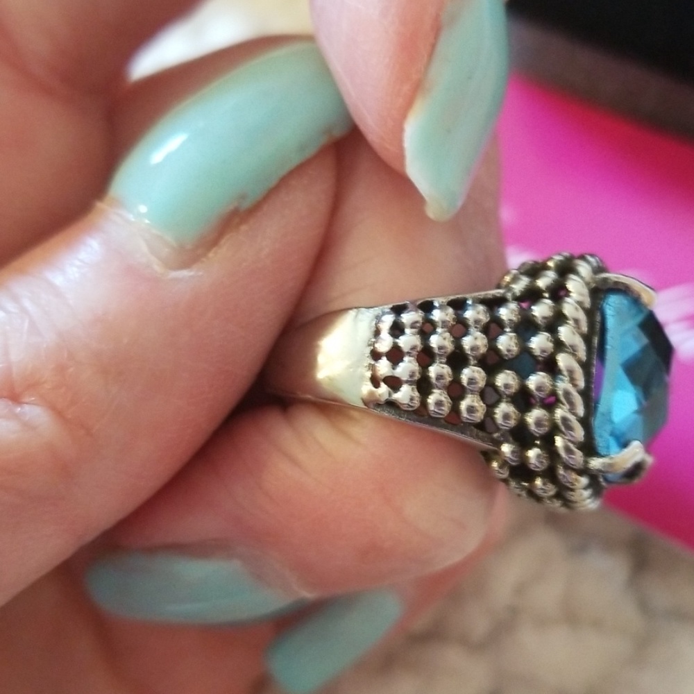 🦋Pretty Emma Sky topaz ring🦋 - Picture 3 of 7